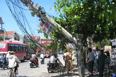 Ô tô vướng dây điện, kéo đổ cột điện