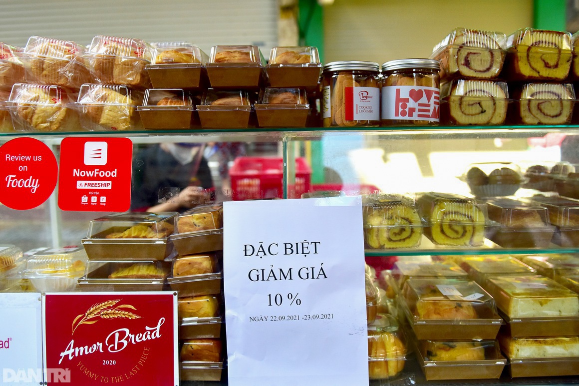 Chợ dã chiến dài 500 m trên vỉa hè phục vụ người dân vùng xanh TPHCM - 7 Chợ dã chiến dài 500 m trên vỉa hè phục vụ người dân vùng xanh TPHCM - 7
