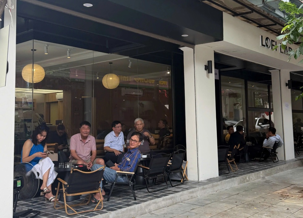 Hết thời lấn vỉa hè: Chủ quán ở Hà Nội làm vỉa hè giả, đón khách ăn uống - 3