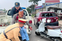 Cảnh sát giao thông cấp cứu người đàn ông bị tai nạn trên đường vắng