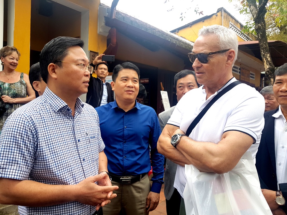 Chủ tịch Quảng Nam trò chuyện với du khách trên phố cổ Hội An - 1 Chủ tịch Quảng Nam trò chuyện với du khách trên phố cổ Hội An - 1