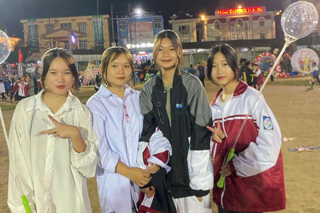 Nụ cười của trẻ em vùng cao Hà Giang vui đón Tết Trung thu - 7 Nụ cười của trẻ em vùng cao Hà Giang vui đón Tết Trung thu - 7