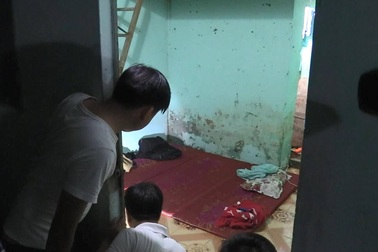 Đang ngủ trong phòng trọ bị côn đồ xông vào đánh tử vong