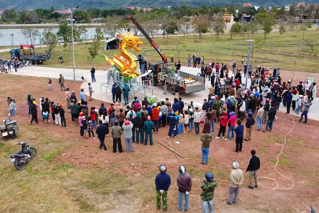 Linh vật rồng nặng 500kg hạ cánh tại phố núi Quảng Trị - 1