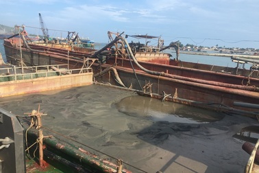 Vụ tàu xả thải trên biển: "Chất thải không hề độc hại"