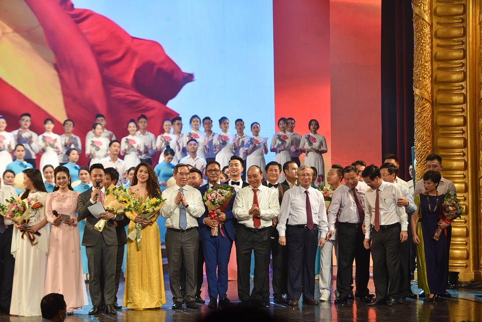 Nồng nàn, sâu lắng với chương trình “Tổ quốc tôi chưa đẹp thế bao giờ” - 1 Nồng nàn, sâu lắng với chương trình “Tổ quốc tôi chưa đẹp thế bao giờ” - 1