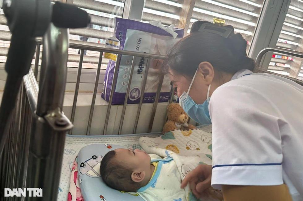 Cậu bé bại não hồi sinh kỳ diệu nhờ 54 bố mẹ mặc áo blouse trắng - 8