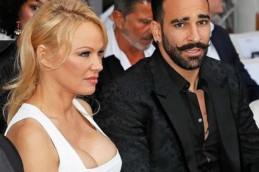 Pamela Anderson khoe ngực khủng bên bạn trai kém 18 tuổi