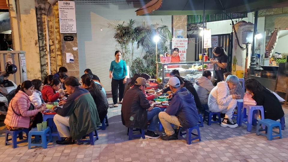 Hà Nội: Quán ốc đông khách của bà chủ chỉ dùng nụ cười, cử chỉ khi bán hàng - 3 Hà Nội: Quán ốc đông khách của bà chủ chỉ dùng nụ cười, cử chỉ khi bán hàng - 3