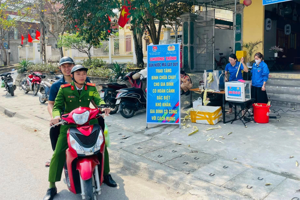 Công an ép mía, chạy ship xuyên trưa để mua bình chữa cháy tặng người dân - 2 Công an ép mía, chạy ship xuyên trưa để mua bình chữa cháy tặng người dân - 2