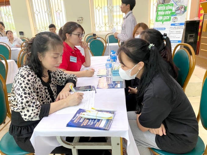 Người lao động tìm hiểu về nhu cầu tuyển dụng tại Phiên giao dịch việc làm huyện Gia Lâm (Hà Nội)