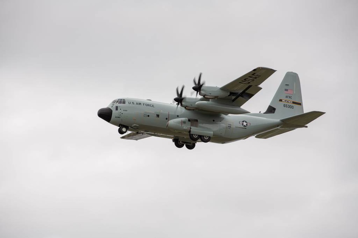 Phi công siêu máy bay săn bão của Mỹ bị cáo buộc lạm dụng tài sản chính phủ - 1