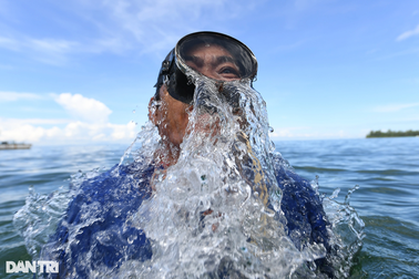 Hơn 30 năm sống ẩn dật "bán mặt cho biển" của người cựu binh một chân