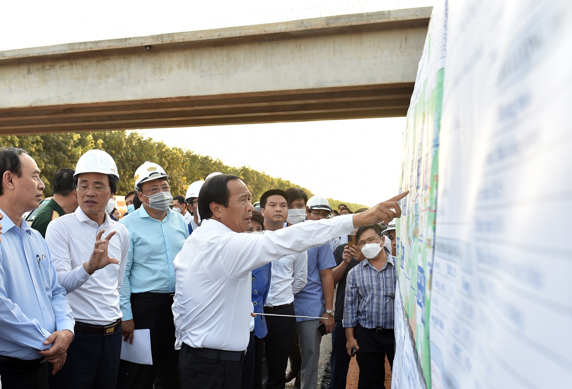 Hình ảnh Phó Thủ tướng dầm mưa trong rốn lũ và dãi nắng trên công trường - 11 Hình ảnh Phó Thủ tướng dầm mưa trong rốn lũ và dãi nắng trên công trường - 11