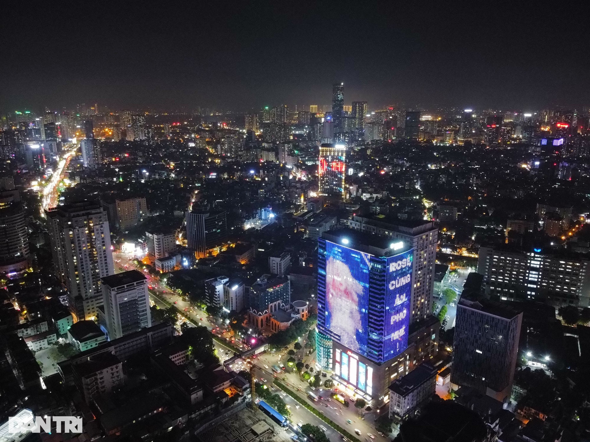 Người hâm mộ Việt chi tiền chiếu đèn led cả tòa nhà ở Hà Nội đón Blackpink - 1 Người hâm mộ Việt chi tiền chiếu đèn led cả tòa nhà ở Hà Nội đón Blackpink - 1