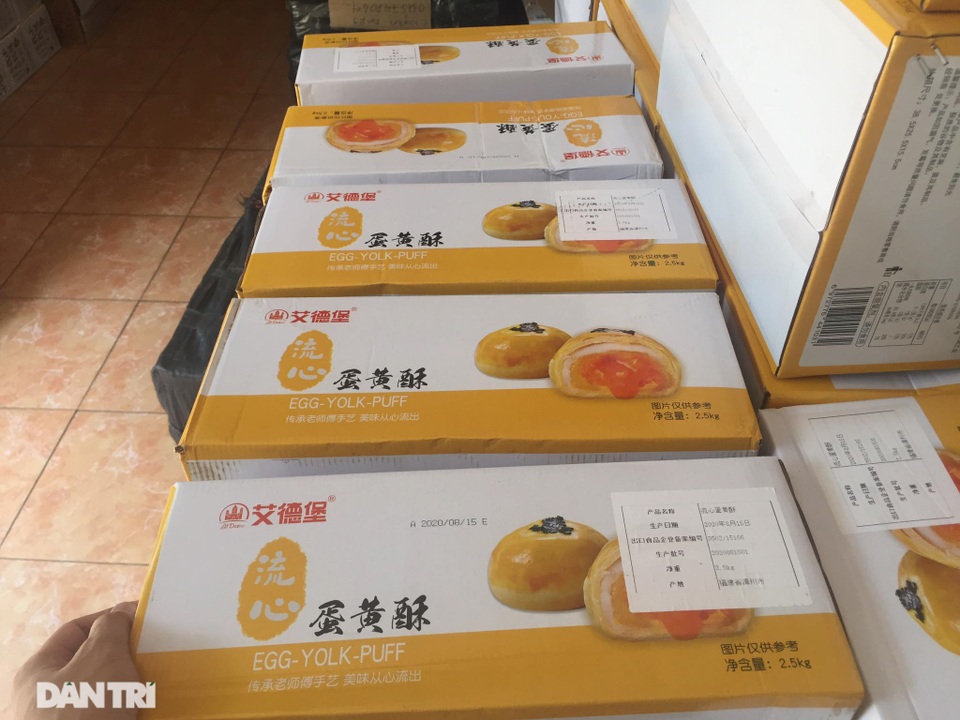 Hà Nội: Hơn 10 tấn bánh trung thu, trà sữa Trung Quốc nhập lậu bị thu giữ - 5 Hà Nội: Hơn 10 tấn bánh trung thu, trà sữa Trung Quốc nhập lậu bị thu giữ - 5