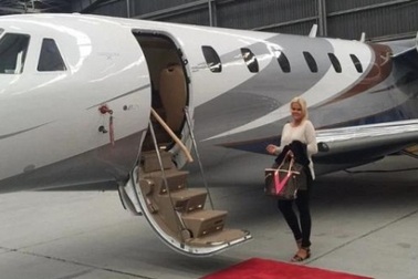 Chuyện ít ai ngờ: Vú em lương bạc tỷ, đi du lịch khắp nơi