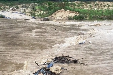 Lũ cuốn trôi cầu tạm và đập tràn, hàng trăm hộ dân bị cô lập