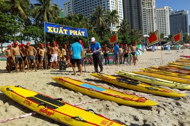 Nghẹt thở thi bơi ván tiếp sức trên bãi biển du lịch Nha Trang