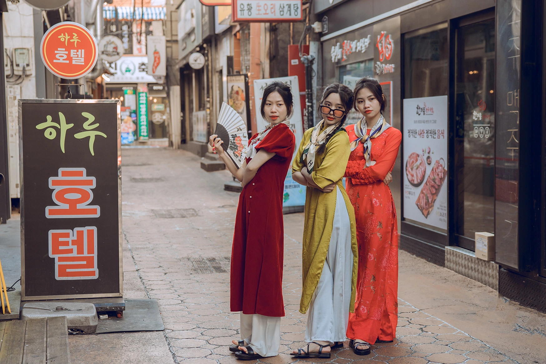 និស្សិតស្រីវៀតណាមស្លៀក Ao Dai ទៅថតរូបក្នុងអាកាសធាតុដក៥អង្សាសេ នៅកូរ៉េ - ១ Nữ sinh Việt diện áo dài chụp ảnh giữa tiết trời âm 5 độ C ở Hàn Quốc - 1