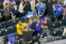 Cổ động viên đánh nhau kinh hoàng trên khán đài ở giải bóng bầu dục Mỹ