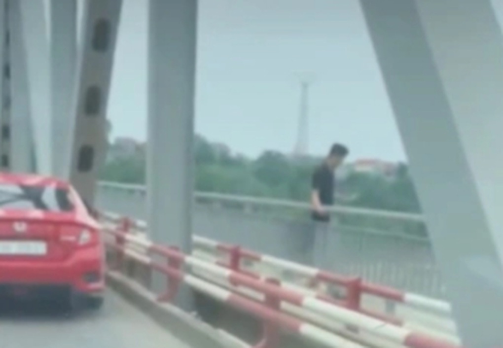 Thanh niên bỏ lại ô tô trên cầu, nhảy xuống sông Hồng - 1