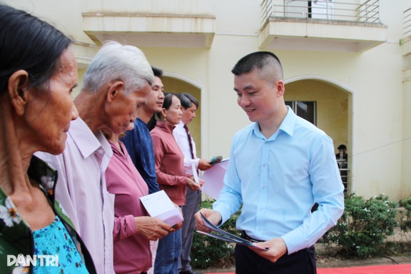 Người dân vùng lũ xúc động trong Lễ khởi công 50 nhà phao Dân trí