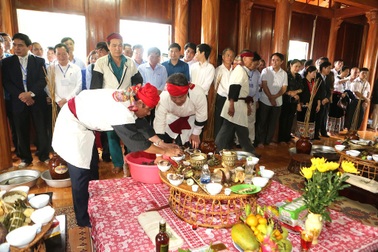 Sắc màu lễ hội ở đền Chín Mường