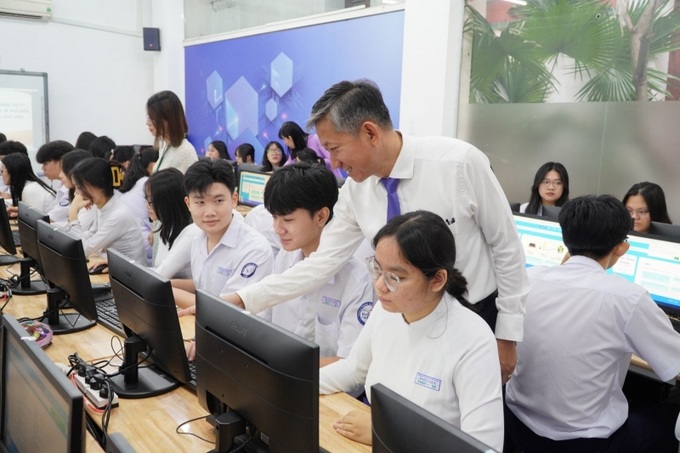Các học sinh đang tham gia cuộc thi trực tuyến tại trường. Ảnh: M.C