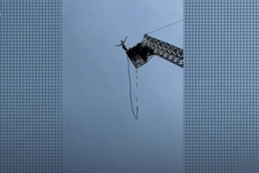 Kinh hoàng chàng trai bị đứt dây bungee khi nhảy ở độ cao 30m