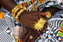 Lạ lùng bộ tộc đeo cả cân vàng trên người, đến dép lê cũng gắn... vàng ròng