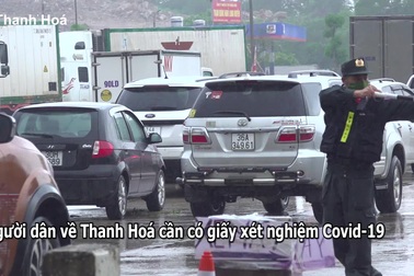 Dòng người, phương tiện xếp hàng dài chờ xét nghiệm Covid-19 dưới mưa