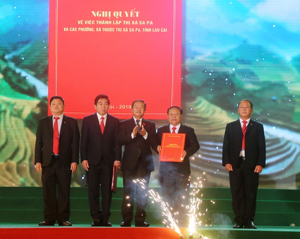 Hàng ngàn người dân đứng trong giá lạnh 10 độ C xem pháo hoa - 3 Hàng ngàn người dân đứng trong giá lạnh 10 độ C xem pháo hoa - 3