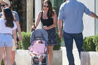 Con gái tỷ phú F1 làm mẹ đảm