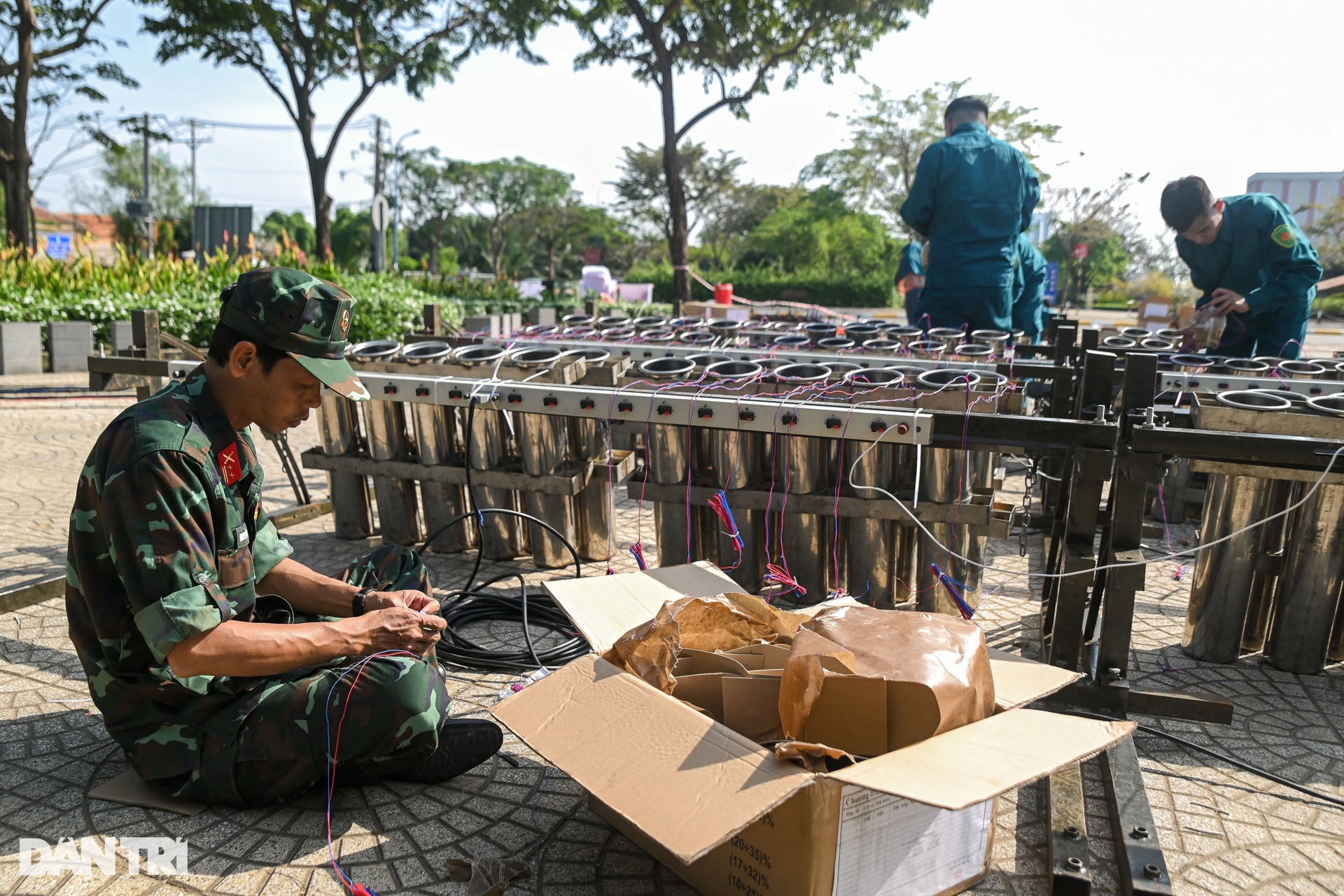 Bên trong trận địa pháo hoa tầm cao chào đón Tết Ất Tỵ 2025 ở TPHCM - 5 Bên trong trận địa pháo hoa tầm cao chào đón Tết Ất Tỵ 2025 ở TPHCM - 5