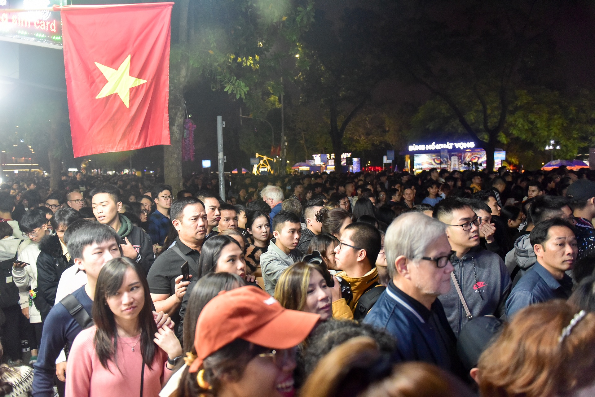 Hà Nội: Dòng người ùn ùn đổ về hồ Gươm đón năm mới 2020  - 5