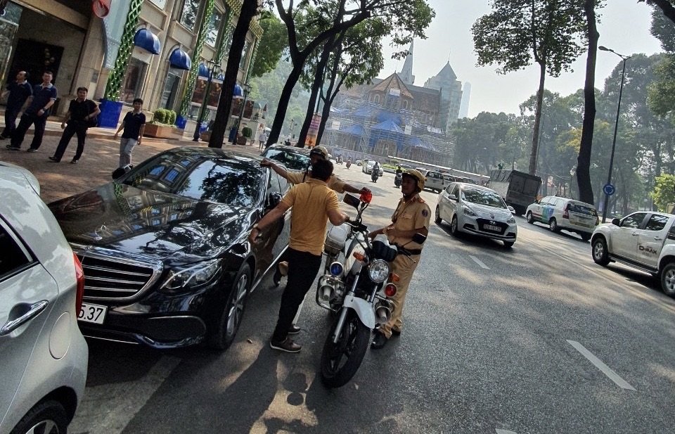 Hàng trăm ô tô cùng bị xử phạt ở trung tâm Sài Gòn - 5 Hàng trăm ô tô cùng bị xử phạt ở trung tâm Sài Gòn - 5