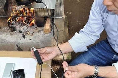 Độc đáo sạc pin di động bằng … nước sôi