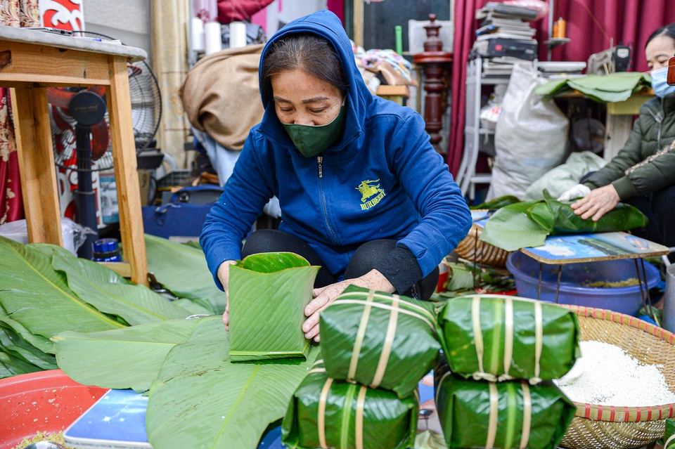 Người dân Hà Nội thức xuyên đêm luộc bánh chưng ở vỉa hè - 4 Người dân Hà Nội thức xuyên đêm luộc bánh chưng ở vỉa hè - 4