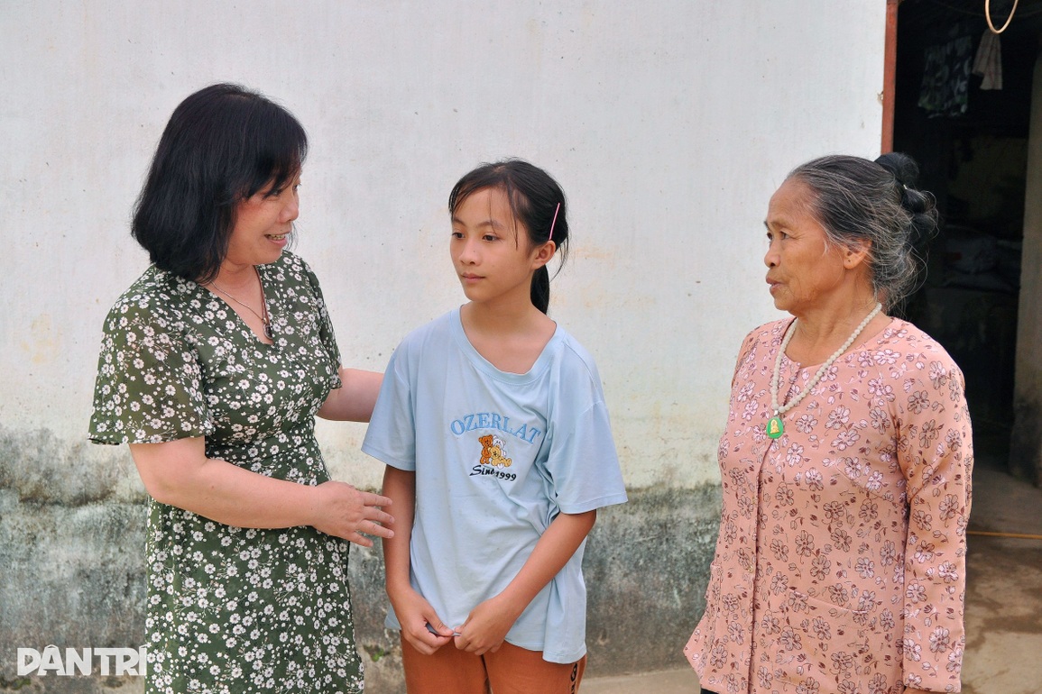Cô bé mồ côi Ngọc Khánh tiếp tục được bạn đọc Dân trí giúp đỡ - 2 Cô bé mồ côi Ngọc Khánh tiếp tục được bạn đọc Dân trí giúp đỡ - 2