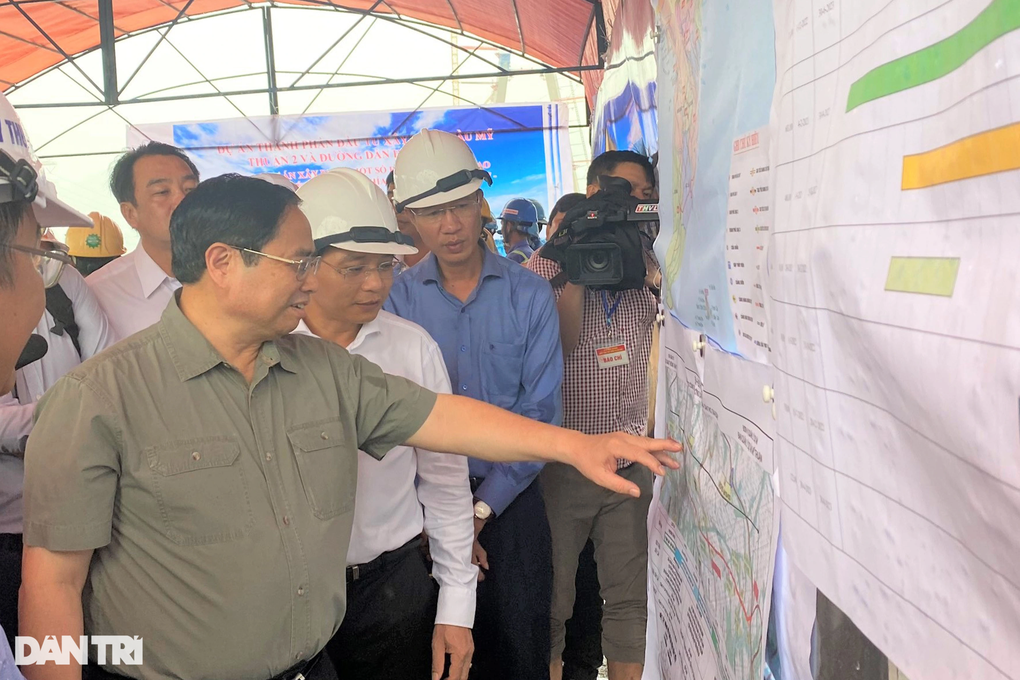 Thủ tướng Phạm Minh Chính khảo sát tiến độ thi công cầu Mỹ Thuận 2 - 3 Thủ tướng Phạm Minh Chính khảo sát tiến độ thi công cầu Mỹ Thuận 2 - 3