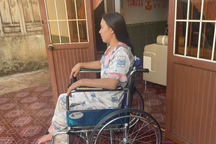 Một phụ nữ tố bị liệt 2 chân, mất con sau tai nạn rơi thang máy ở cửa hàng