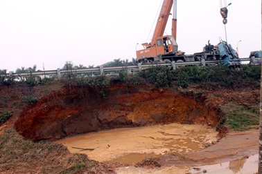 Vỡ đường ống nước sông Đà, hơn 70.000 hộ dân Hà Nội bị ảnh hưởng