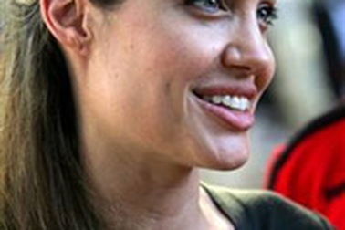 Angelina Jolie thú nhận rất sợ khi vượt cạn 