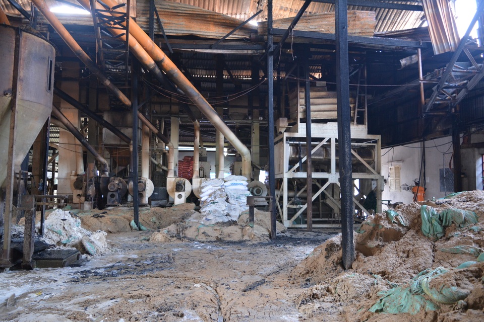 Nhà máy xay lúa bốc cháy sau tiếng nổ, 10 tỷ đồng ra tro - 2 Nhà máy xay lúa bốc cháy sau tiếng nổ, 10 tỷ đồng ra tro - 2