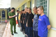 Chủ quán phở bị khởi tố vì liên quan đến vụ đốt pháo giữa quốc lộ 1