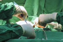 Cho ong đốt để điều trị ung thư vú, người phụ nữ gánh hậu quả nặng nề