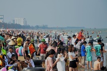 Bãi biển Sầm Sơn ken đặc người, quy định phòng chống dịch "phá sản"