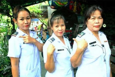 Nhân viên bán vé ở Thái Lan phải... mặc bỉm đi làm