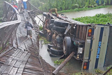 Cầu sập hoàn toàn vì chiếc xe chở quá tải... hơn 10 tấn!